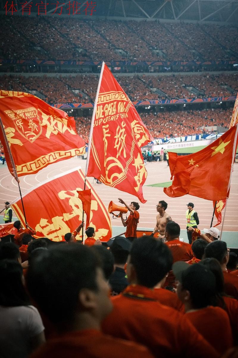 齐为国足加油 谭晶邀请小球迷观看中荷大战 齐为国足加油 谭晶邀请小球迷观看中荷大战